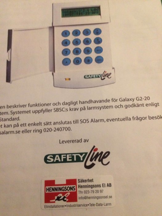 Galaxy G2 Safety Line larmpanel öppen visar knappsats och skärm, info om anslutning till SOS Alarm.