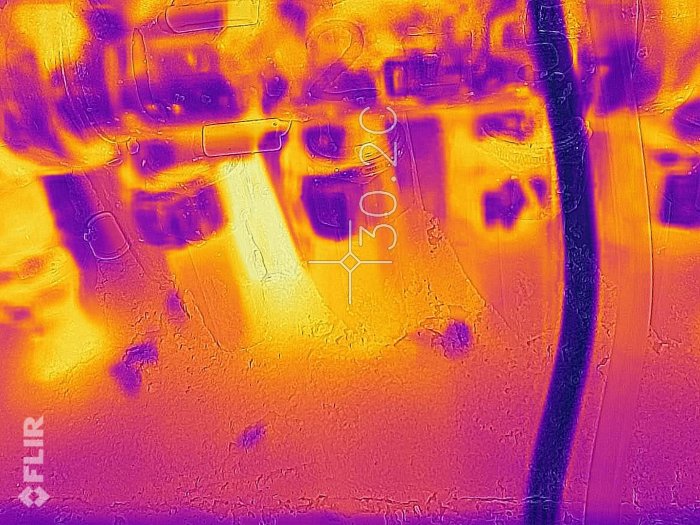 FLIR-termisk bild på en värmefördelare med märkt temperatur 30 grader Celsius.