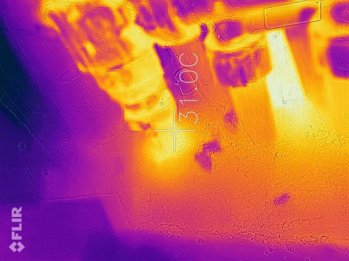 Termisk bild av en fördelare med temperaturmärkning 31 grader Celsius, visualiserar värmeflöde.