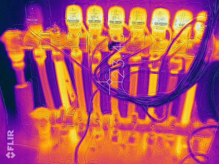 Termisk bild på en värmesystemfördelare med synliga temperaturvariationer.