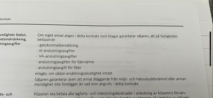 Bild av ett köpekontrakt med text om ersättningsskyldighet och anslutningsavgifter för fastighet.