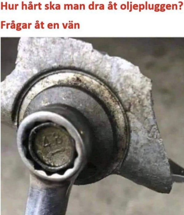 Oljeplugg med fastklämd skiftnyckel, skadad genom överdragen kraft vid åtdragning.