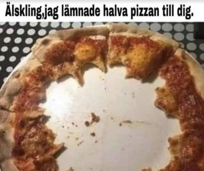 Pizza med mitten äten och texten "Älskling, jag lämnade halva pizzan till dig".