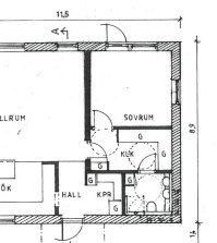 Arkitektritad planlösning som visar allrum, sovrum, två badrum anslutna via en hall och klädkammare.