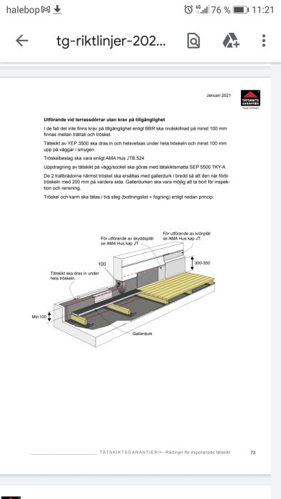 Teknisk illustration av tätskikt och tröskeldetaljer vid en ytterdörr enligt byggbranschens riktlinjer.