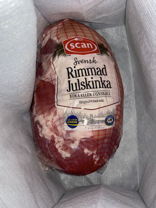 Förpackad svensk rimmad julskinka från Scan med etikett, redo för kokning eller ugn.