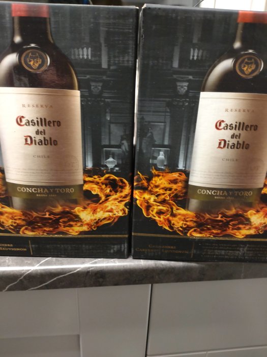 Två identiska vinförpackningar av Casillero del Diablo på ett köksbord.