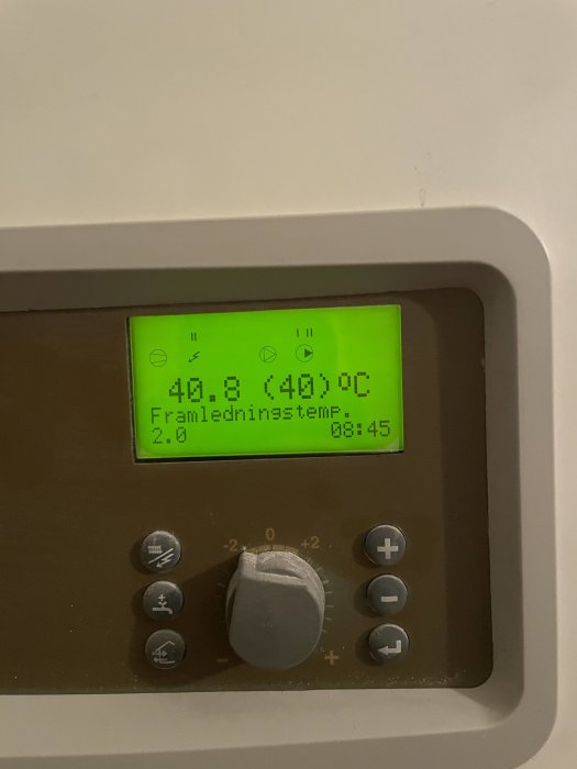 Digital termostat för golvvärme som visar framledningstemperatur på 40.8 grader Celsius och klockan 08:45.