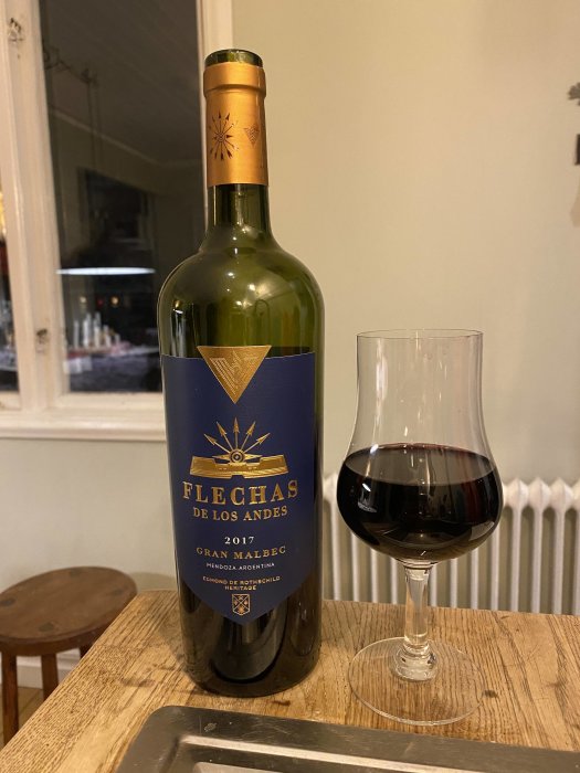 Flaska och glas med argentinsk Malbecvin, etikett visar "Flechas de Los Andes Gran Malbec