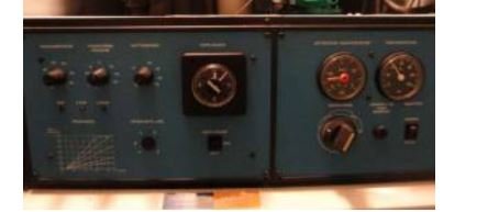 Panel av en elektrisk enhet med reglage och mätare.