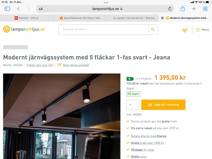 Modert järnvägssystem med svarta spotlights monterat under en snedtakskonstruktion.