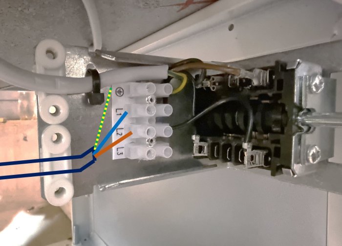 Varvvattenberedares elektriska anslutning utan sladd, illustrerad kopplingsschema överlagt.