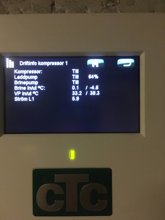 Displaypanel för värmepump som visar driftinformation och temperaturer med CTC-logotypen under.