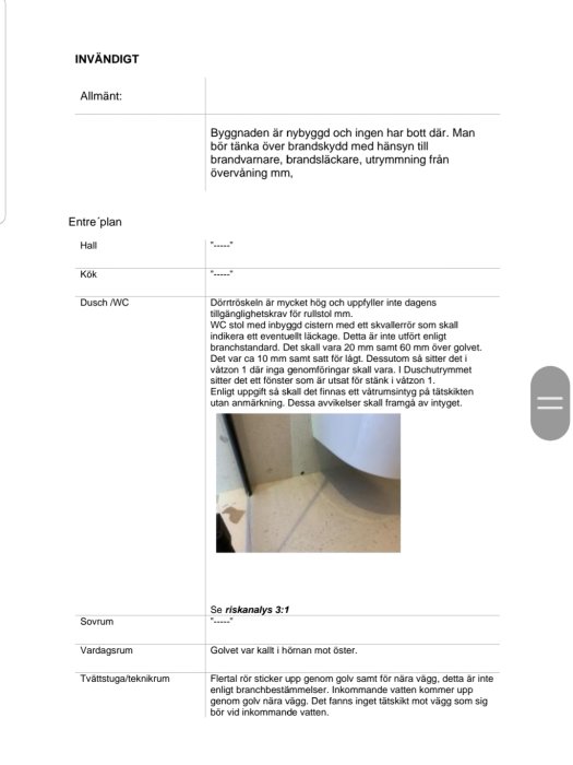 Bild på en toalettstol med vattenskador på golvet intill, tecken på potentiellt läckage.
