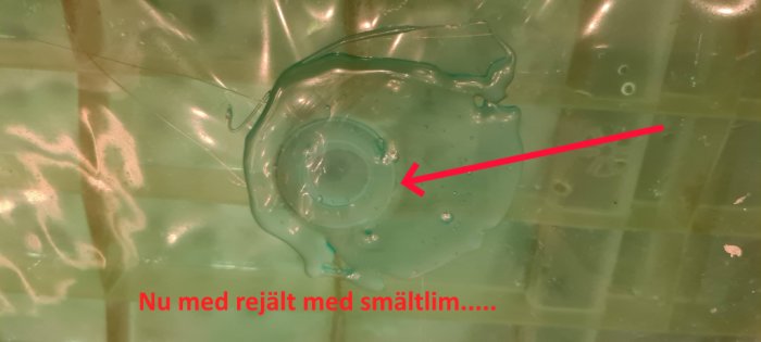 Reparerat vattenpaket med synlig smältlim runt ett hål, text markerar fixat läckage.