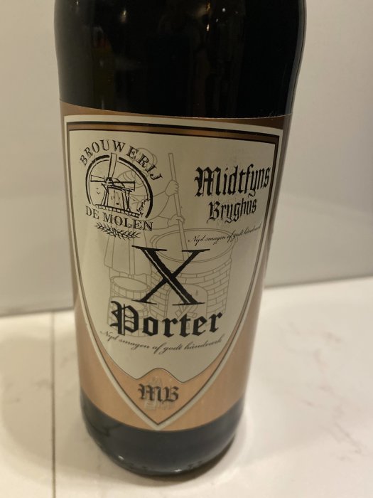 Flaska med etikett för Brouwerij De Molen Midtfyns Bryghus Porter på en vit yta.