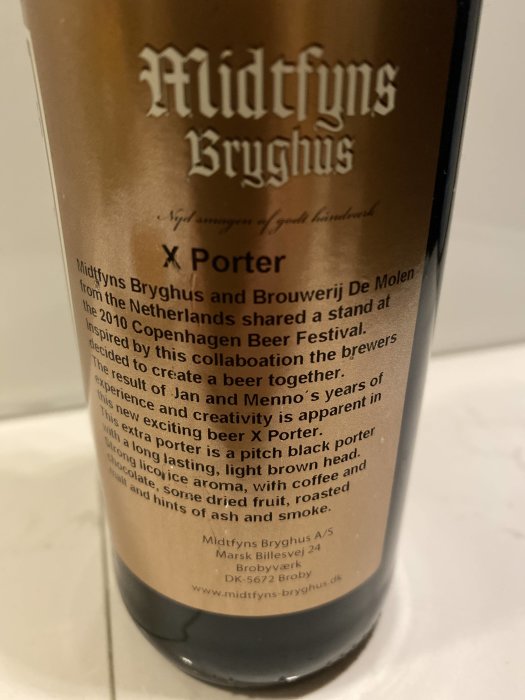Närbild på en Midtfyns Bryghus X Porter ölflaskeetikett med beskrivning av innehållet.