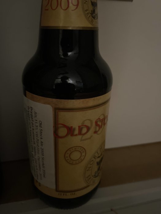 Flaska Old Stock Ale från 2009 på en hylla, del av någons alkoholsamling.