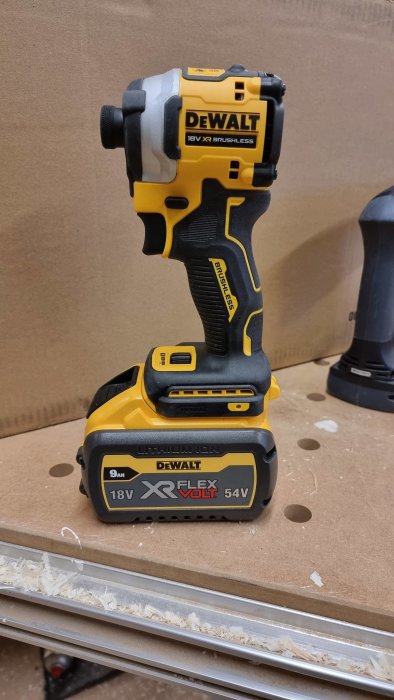 Dewalt 18V XR borrmaskin med ett 9Ah flexvolt batteri på ett arbetsbord.