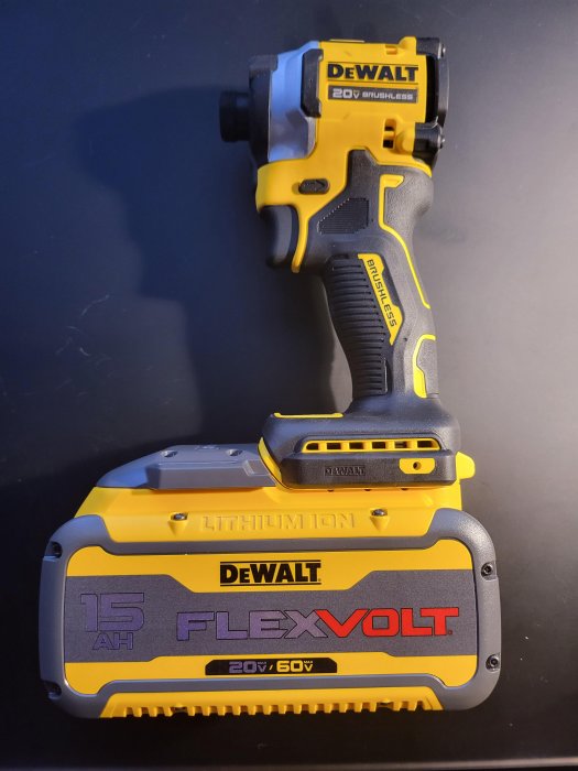 Dewalt skruvdragare med ett stort 15ah Flexvolt batteri.