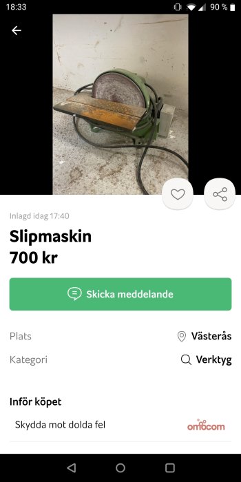 Använd slipmaskin med sliten bänkslipsten och rostfläckar på arbetsstödet, placerad på betonggolv.