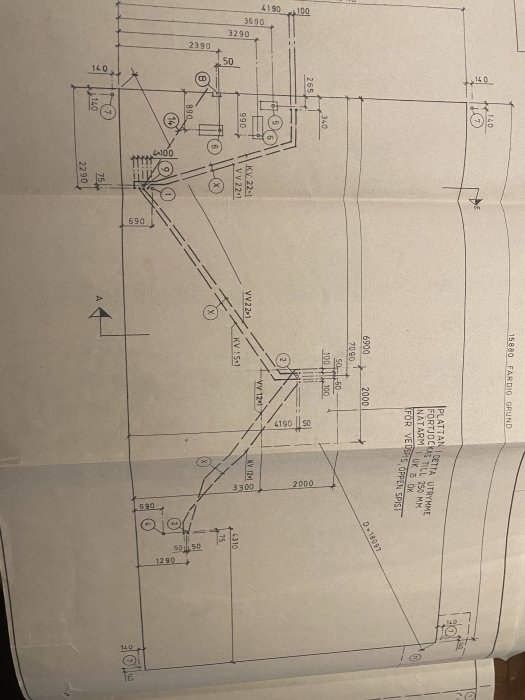 Ritning av ett kök visar layout och mått, inklusive placeringar av spis och mekaniska system.