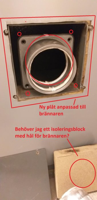 Öppning i vedpanna med anpassad ny plåt och isoleringsblock, fråga om ytterligare delar behövs.