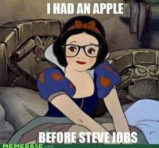 Animerad karaktär liknande Snövit med texten "I HAD AN APPLE BEFORE STEVE JOBS".