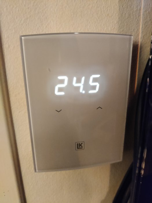 LK Rumstermostat visar 24.5 grader på en digital display.