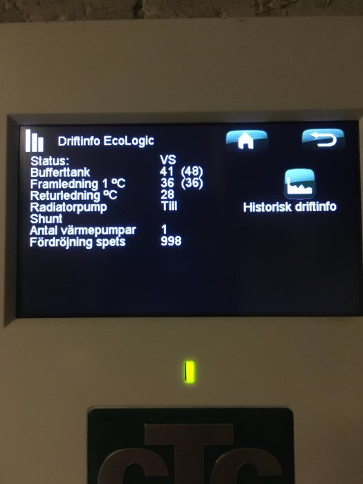 Display för värmesystem som visar bufferttank och ledningstemperaturer.