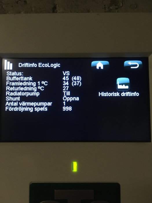 Display som visar driftinformation för EcoLogic-system, inklusive temperaturer och inställningar för shunt och värmepump.