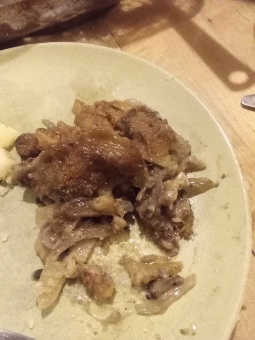 En portion av Janssons frestelse gjord med sardiner och matjessill istället för ansjovis på en tallrik.