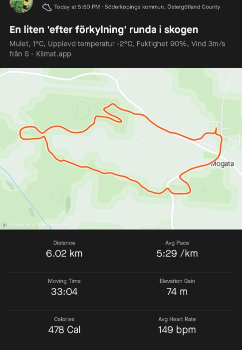Skärmdump av en löparrundas statistik och karta, 6.02 km i skogsmiljö, med tid, tempo, och kaloriförbrukning.