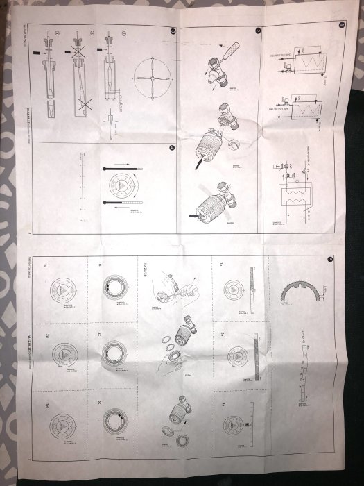 Schematiska illustrationer av delar och montering för en termostatventil och förångare.
