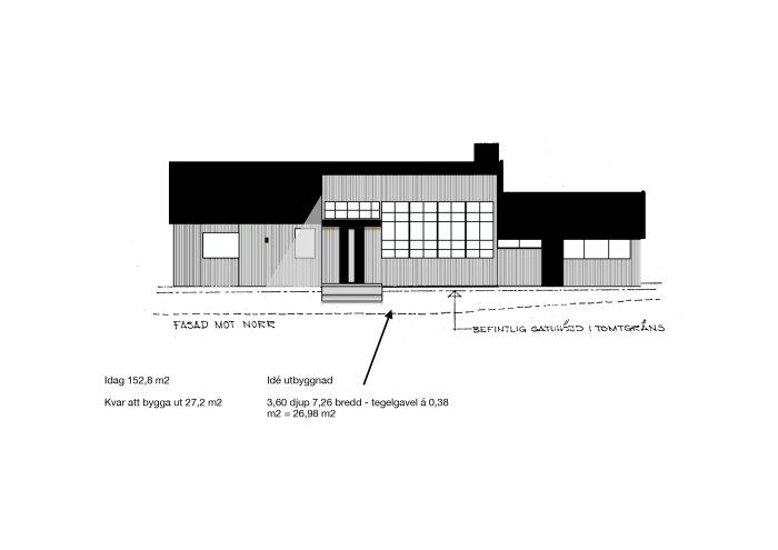 Arkitektonisk skiss av en tillbyggnad till ett 60-talshus med måttangivelser och taklutning.