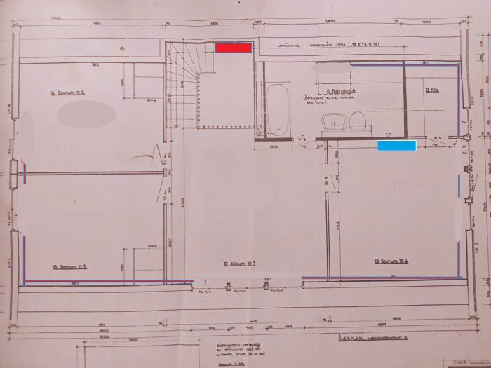 Ritning över en villaövervåning med markerad placering för befintlig och tänkt ny värmepump.