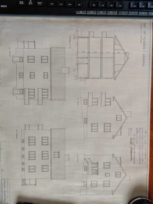 Arkitektritning över hus med markerade väggar för renovering och ombyggnad till kök och middagsutrymme.