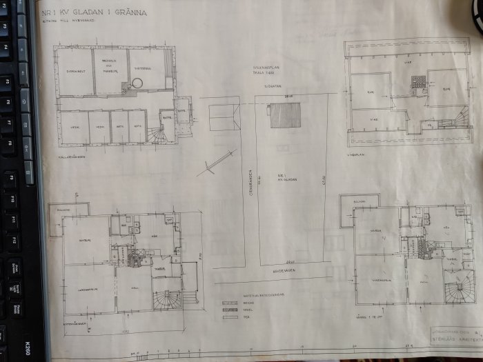 Arkitektritning från 1939 med planlösningar och rödmarkeringar där väggar ska avlägsnas för renovering.