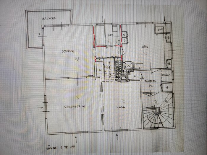 Originalritning av husets övre våning med rödmarkeringar runt väggar som ska rivas.