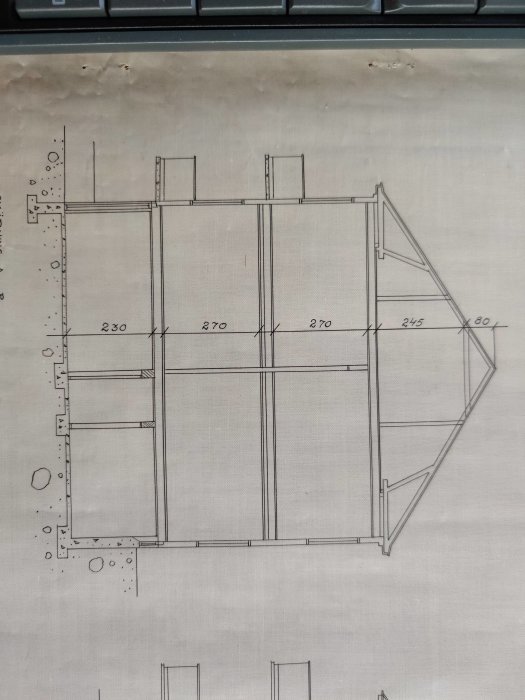 Originalritning av husets planlösning med rödmarkerade väggar för renovering.