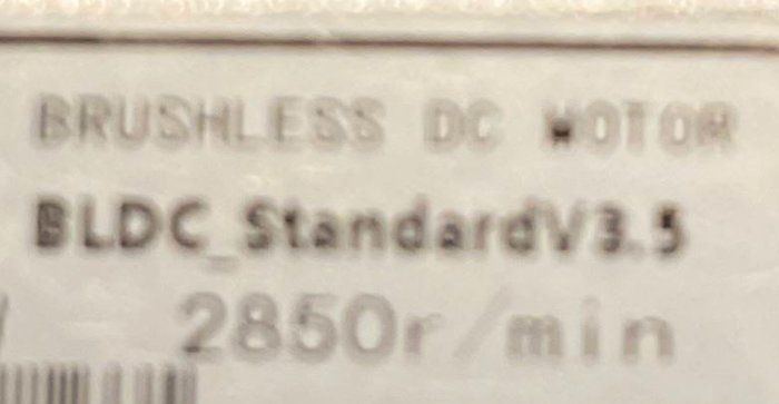 Närbild på etikett med texten "BRUSHLESS DC MOTOR BLDC Standard V3.5 2850 r/min", vilket indikerar motorns specifikationer.