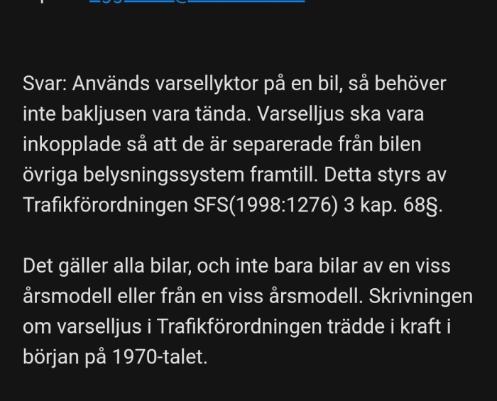 Skärmdump av diskussionsforum med text om användning av varselljus på bilar enligt Trafikförordningen.