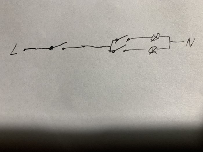 Handritad schematisk bild som visar elektrisk koppling med ledningar och komponenter.
