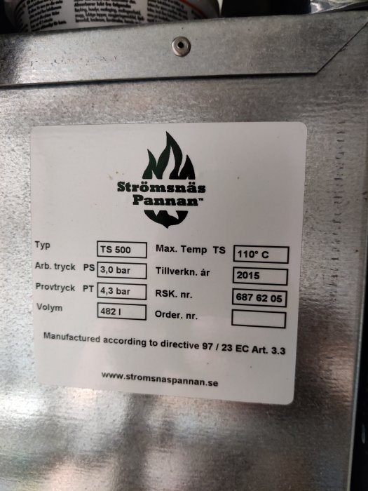 Skylt på värmepanna med tekniska specifikationer, Strömsnäs Pannan TS 500, 482 liter volym.