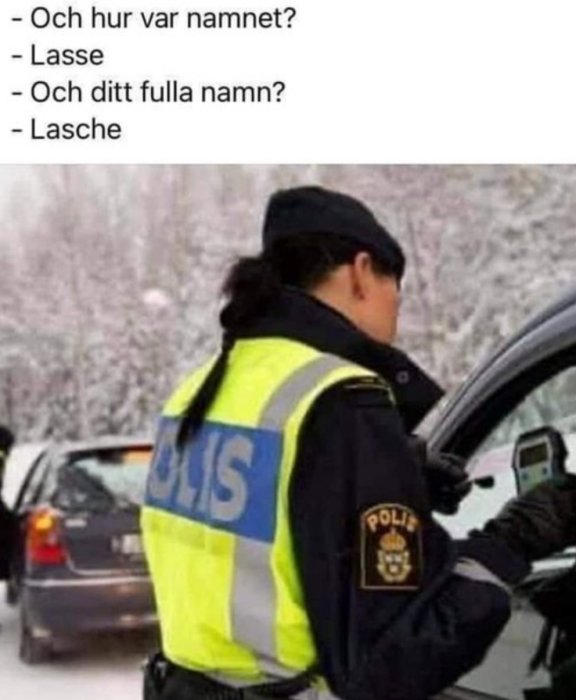 Polis i reflexväst vid bil för kontroll, textdialog skämt om namnet "Lasse" och "Lasche".