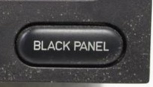Knapp i bil med texten "BLACK PANEL