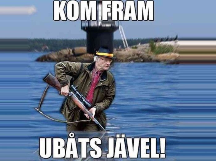 Man i mössa och jacka med gevär framför havet, text "KOM FRAM UBÅTS JÄVEL!" ovanför.