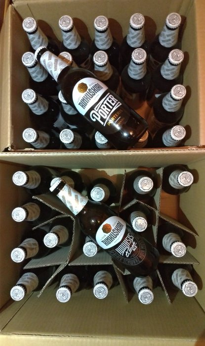 Öppen kartong med 37 flaskor porteröl, några stående och en liggande, med synliga etiketter.