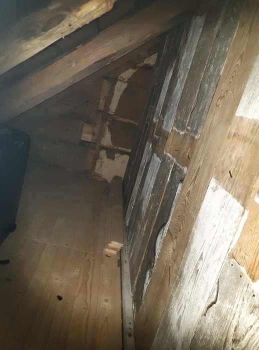 Oisolerad kattvind med råspont och träreglar i ett äldre hus.