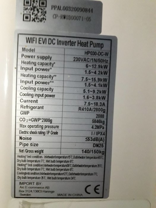 Specifikationsetikett på en WIFI EVI DC Inverter värmeväxlarpump med modellinformation och tekniska data.